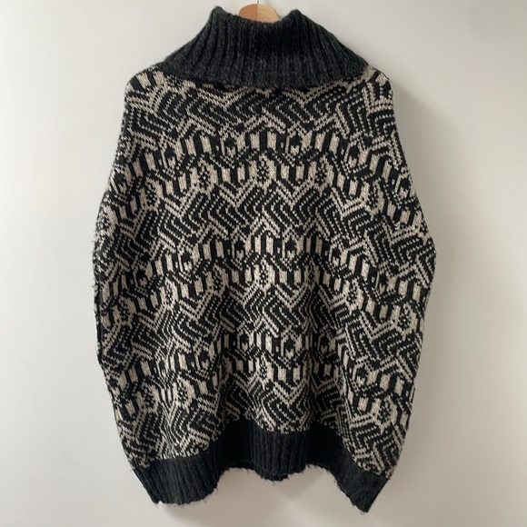 Steve Madden geometric poncho vest turtle neck black white knit OS - Picture 2 of 13